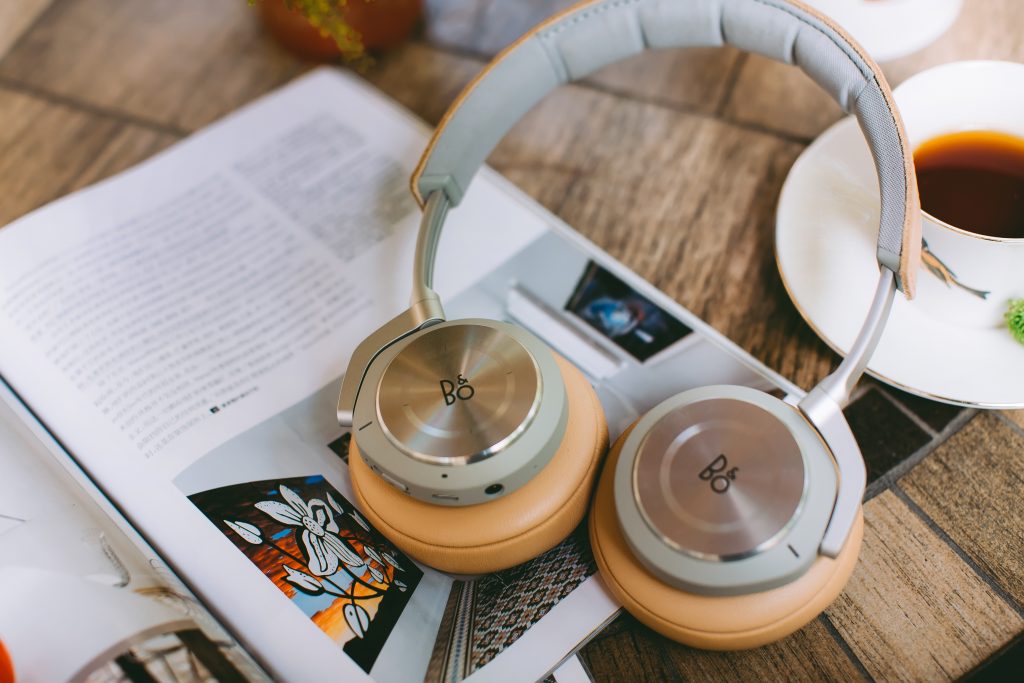 Noise cancelling headphones for travel